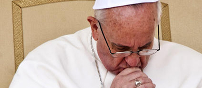 Pope-Francis-prays-after-givin